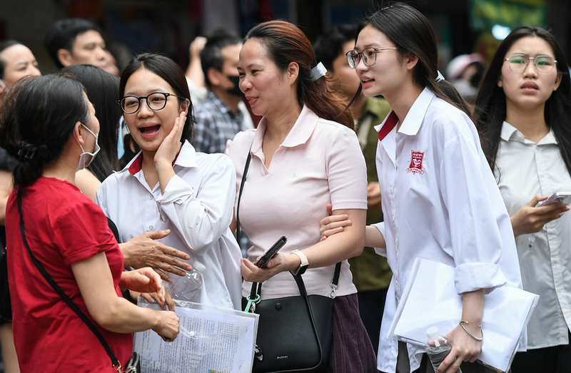 Thi sinh reo mung vi 'doan' trung de Van tot nghiep THPT 2026