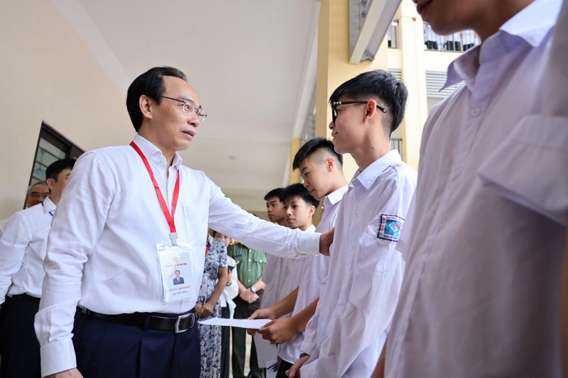 Hon 1,2 trieu thi sinh dang lam bai thi mon Van tot nghiep THPT 2026