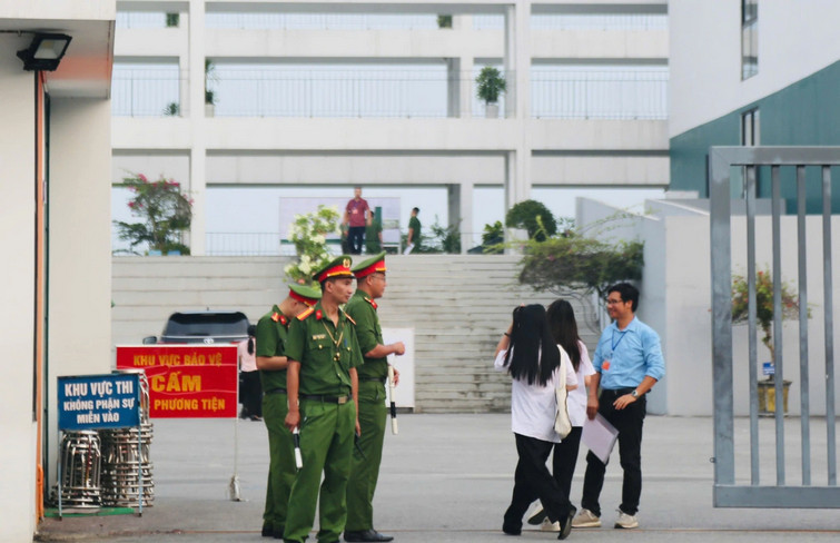 Hon 320 thi sinh chuyen Tuyen Quang bat dau thi lai hom nay