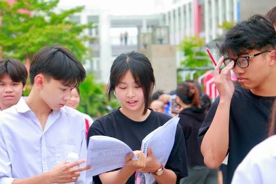 Bo Giao duc dinh huong tuyen sinh lop 10: Chi thi o noi truong cong chua dap ung du nhu cau