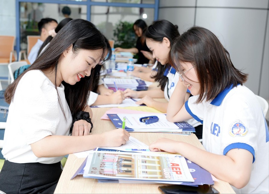 Thi sinh co IELTS van nhieu loi the khi xet tuyen vao Dai hoc Kinh te Quoc dan (NEU)